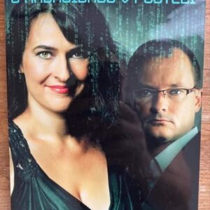 S androidkou v posteli